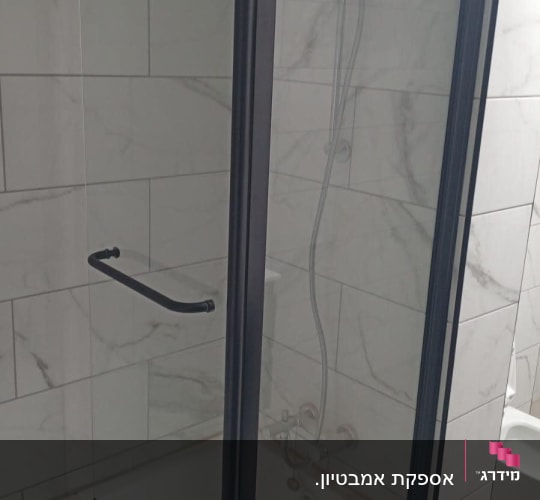 מקלחון עם דלת זכוכית וברז מקלחת